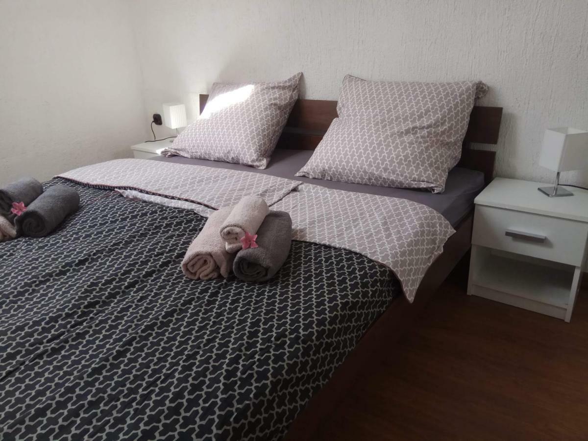 Apartman Slava Tisno Eksteriør billede